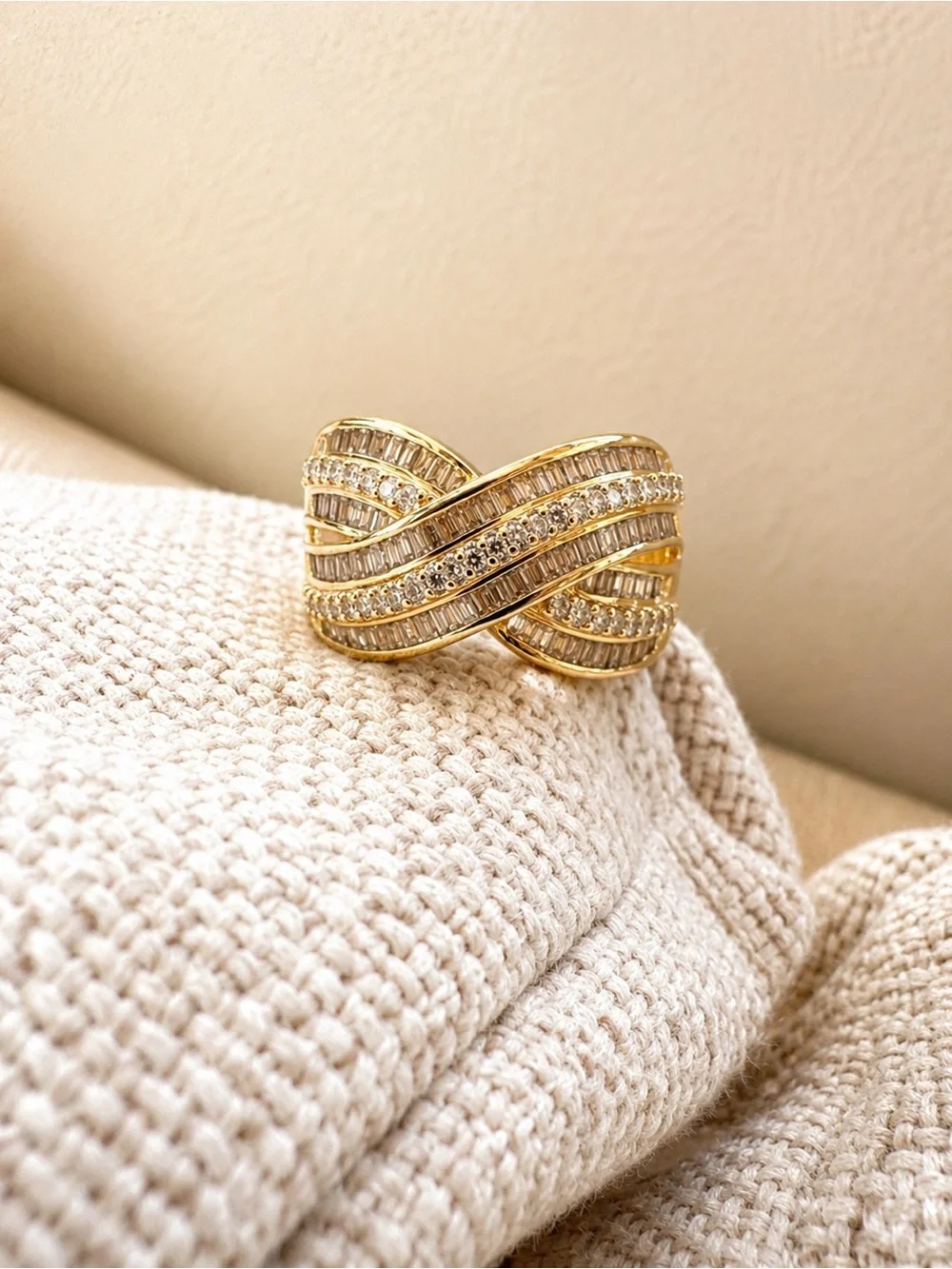 Stunning 10kt gold crossover diamond ring